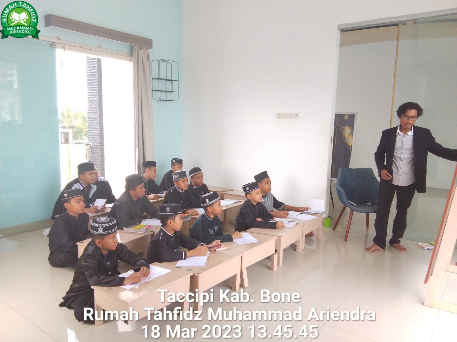 Santri belajar bahasa inggris